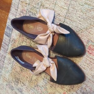 TOMS | Navy and Pink Flats with Bow